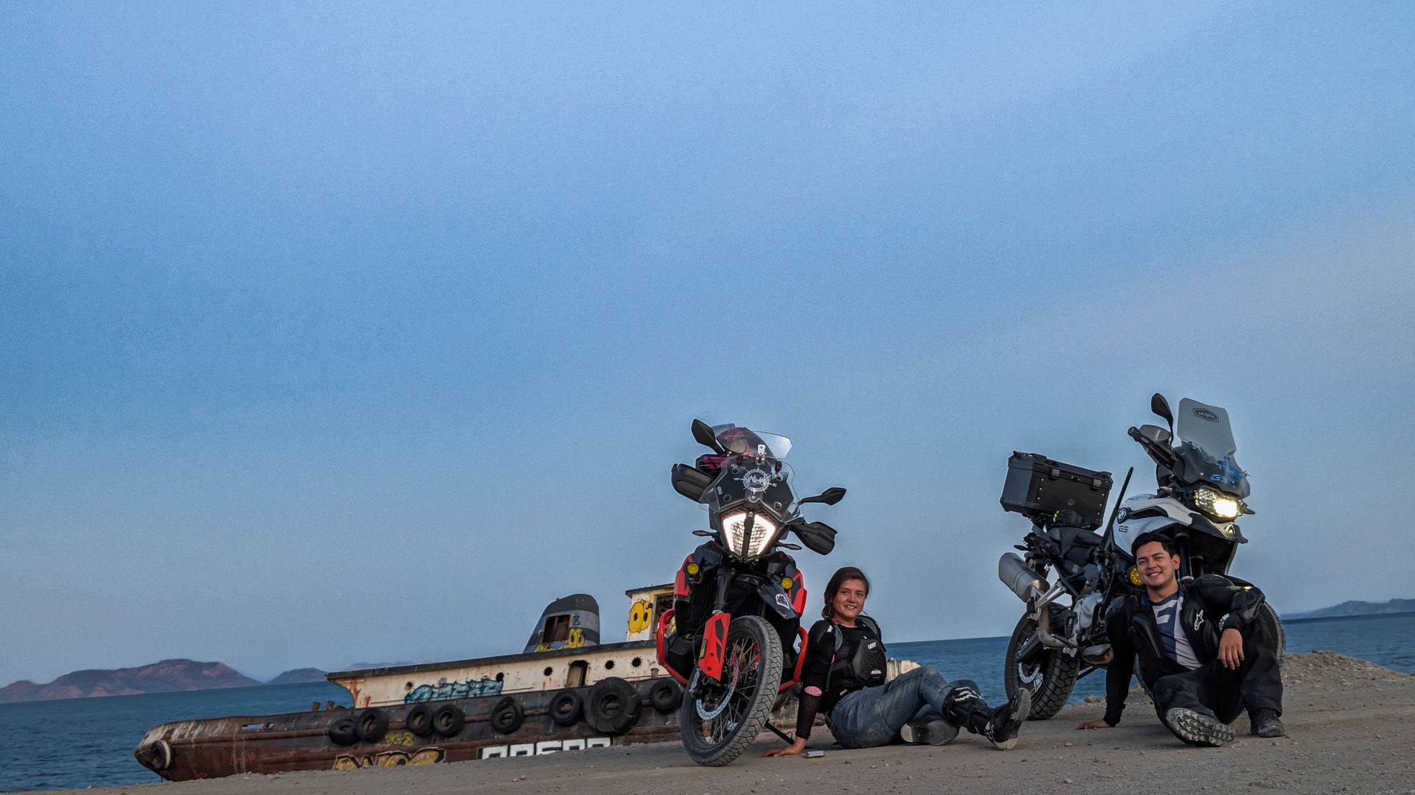 Eve y Robbie con sus motos en Baja California